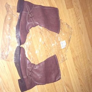 Selling brown boots 😊👍 . never worn